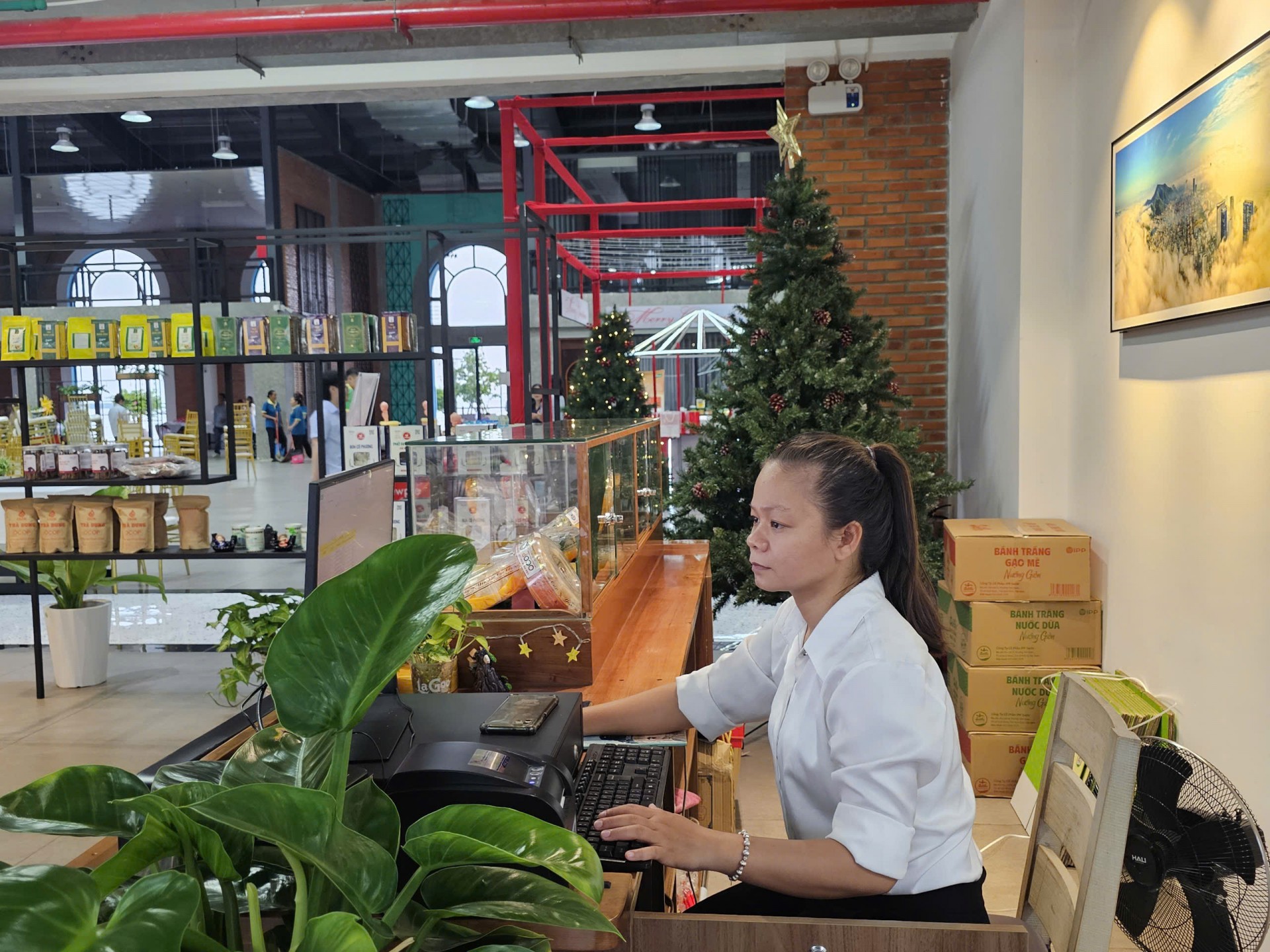 Nhân viên phục vụ chăm sóc khách hàng